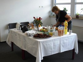 Frau Kummert sorgt fürs leibliche Wohl.