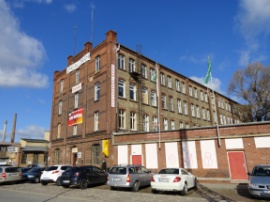 Gebäude vom Bahnhof aus