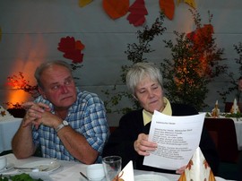 Sylvia Klein; im Hintergrund gebasteltes Herbstlaub