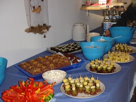 Labyrintus-Teilnehmer bereiteten ein kleines Buffet vor