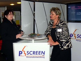 Schulleiterin Kristine Hoffmann und Trainerin Barbara Heinze am Stand der GBB