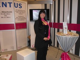 Unsere Mitarbeiterin und ehemalige Labyrintus-Teilnehmerin Ariane Winterstein am Messestand