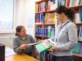 Frau Siebert und Frau Wörth in der Standortbibliothek