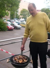 Grillmeister beim Sommerfest im Wedding